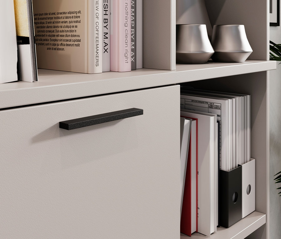 Detailaufnahme eines grauen Regals mit Büchern, zwei silbernen Deko-Vasen oben und zwei Aktenschränken »Floda« unten.