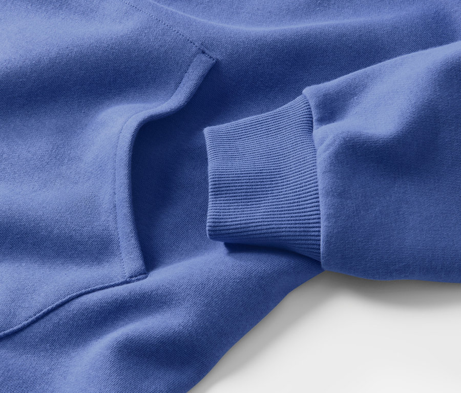 Detailansicht eines blauen Loungewear-Kleids mit Tasche und geripptem Ärmelbündchen.