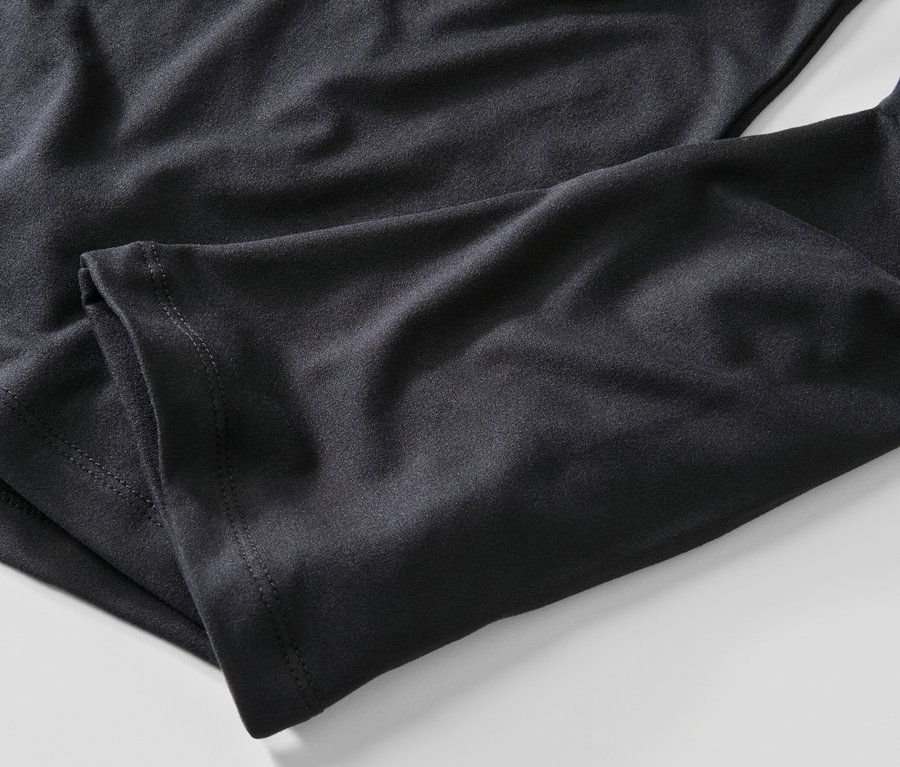 Detailaufnahme eines Langarm-Sportshirts.