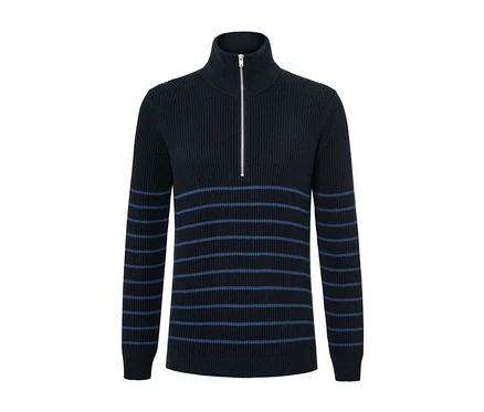 Detailansicht eines Troyer-Pullovers mit blauen Streifen und Reißverschluss.
