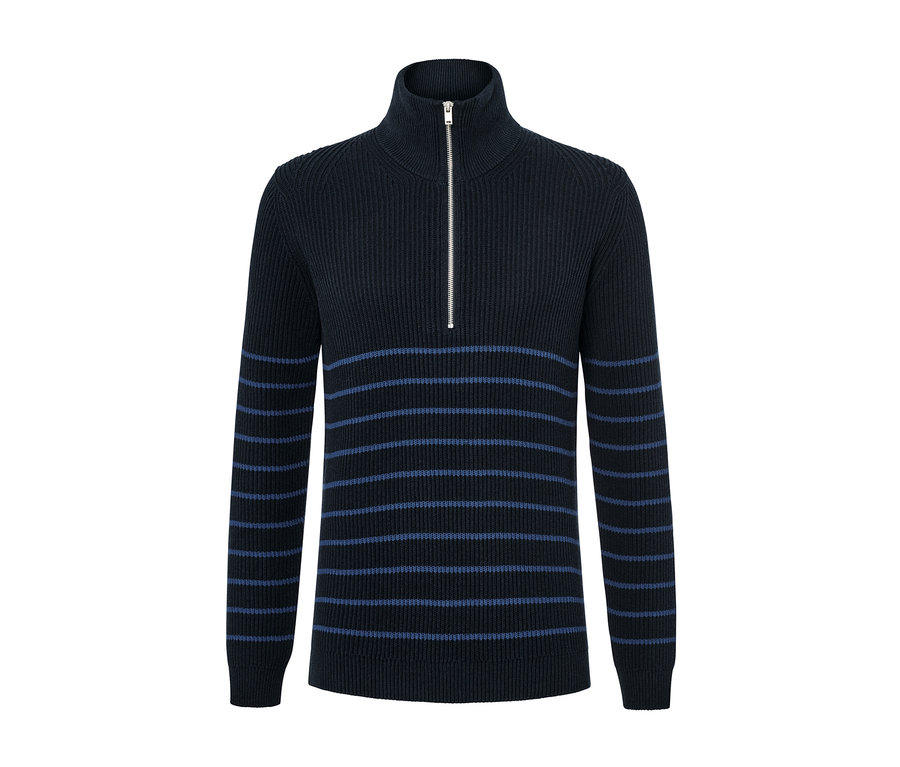 Detailansicht eines Troyer-Pullovers mit blauen Streifen und Reißverschluss.