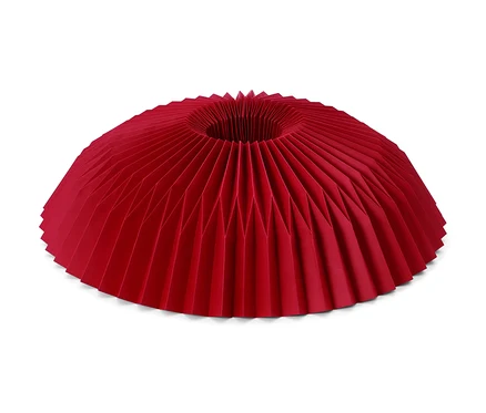 Ein roter Papier-Weihnachtsbaumrock.