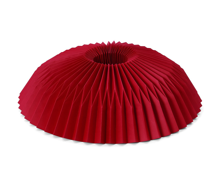 Ein roter Papier-Weihnachtsbaumrock.