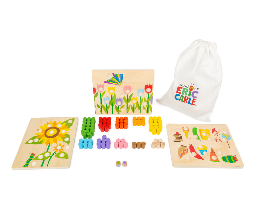 Das Holzspielzeug small foot Set »Raupe Nimmersatt« besteht aus drei Brettern mit Bildern, bunten Stiften und einem Stoffbeutel.