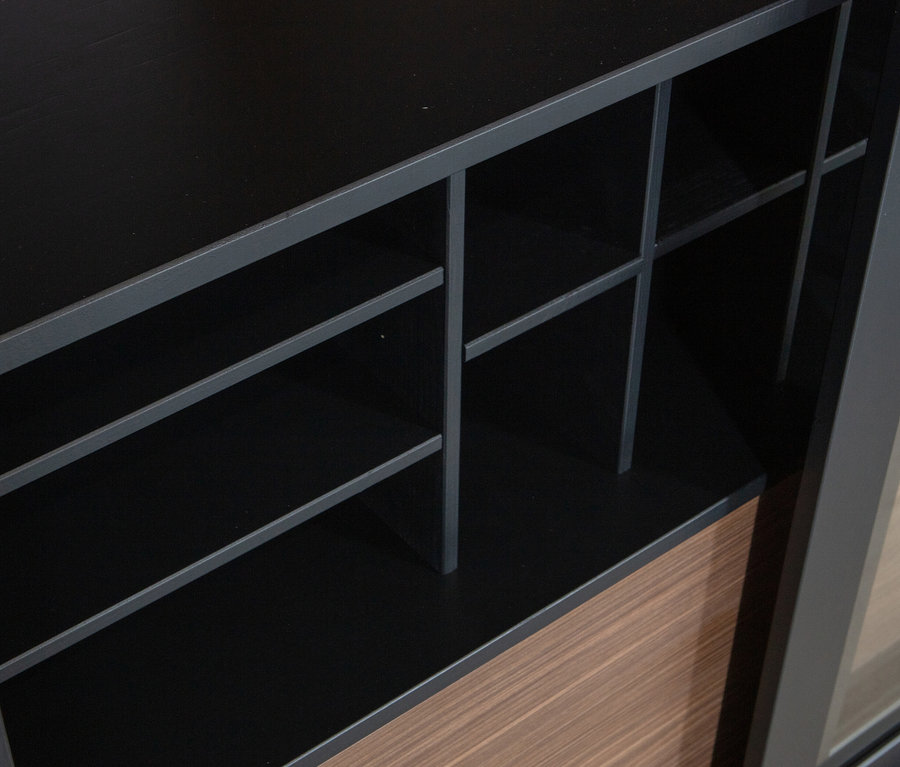 Detailansicht der schwarzen Woood Vitrine »James« aus Kiefernholz.