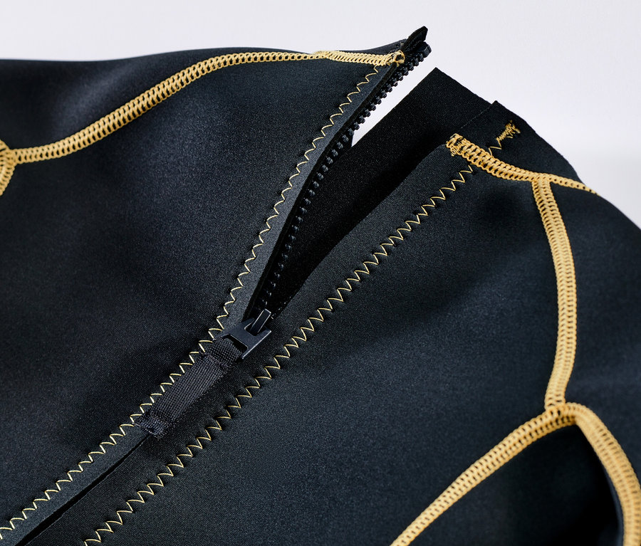 Detailansicht eines Kinder-Neoprenanzugs mit geöffnetem Reißverschluss und gelber Bordüre.