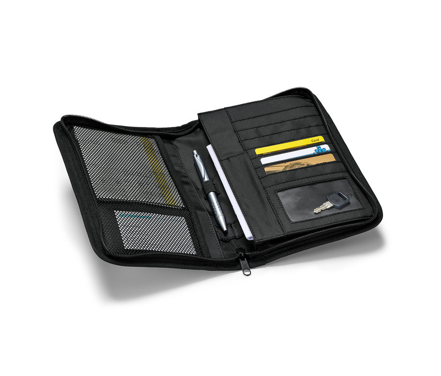 Ein geöffneter, schwarzer Handschuhfach-Organizer mit Karten, Stift, Papier und Schlüssel.