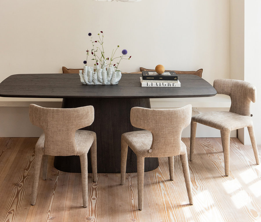 Esstisch mit Blumen in Vase und drei sandfarbenen BePureHome Esszimmerstühlen »Permit«.