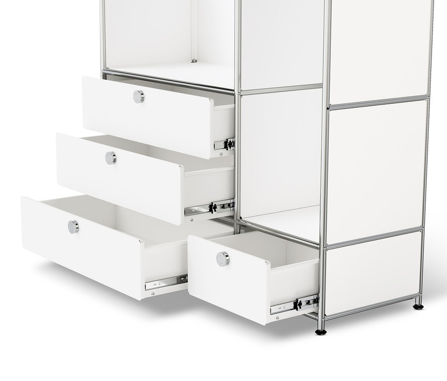 Detail einer weißen Metallkommode »CN3« mit zwei Kleiderstangen und vier Schubladen, von denen einige geöffnet sind.