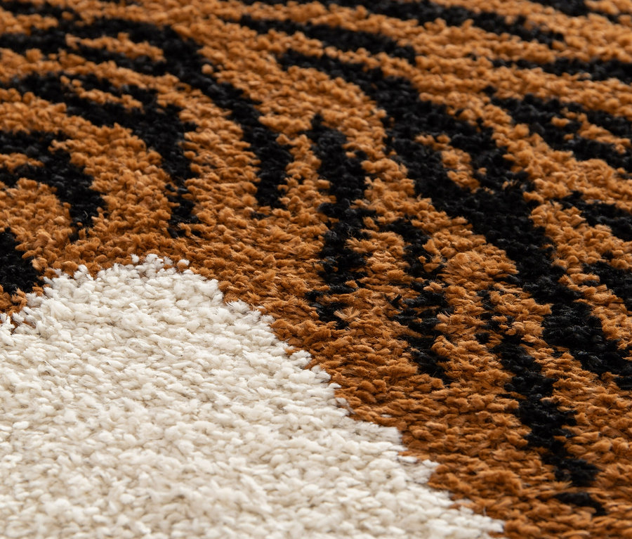 Detailansicht des Kinderteppichs NOMAD Tiger, ca. 120 x 170 cm, mit Tiger-Muster in Braun und Schwarz.
