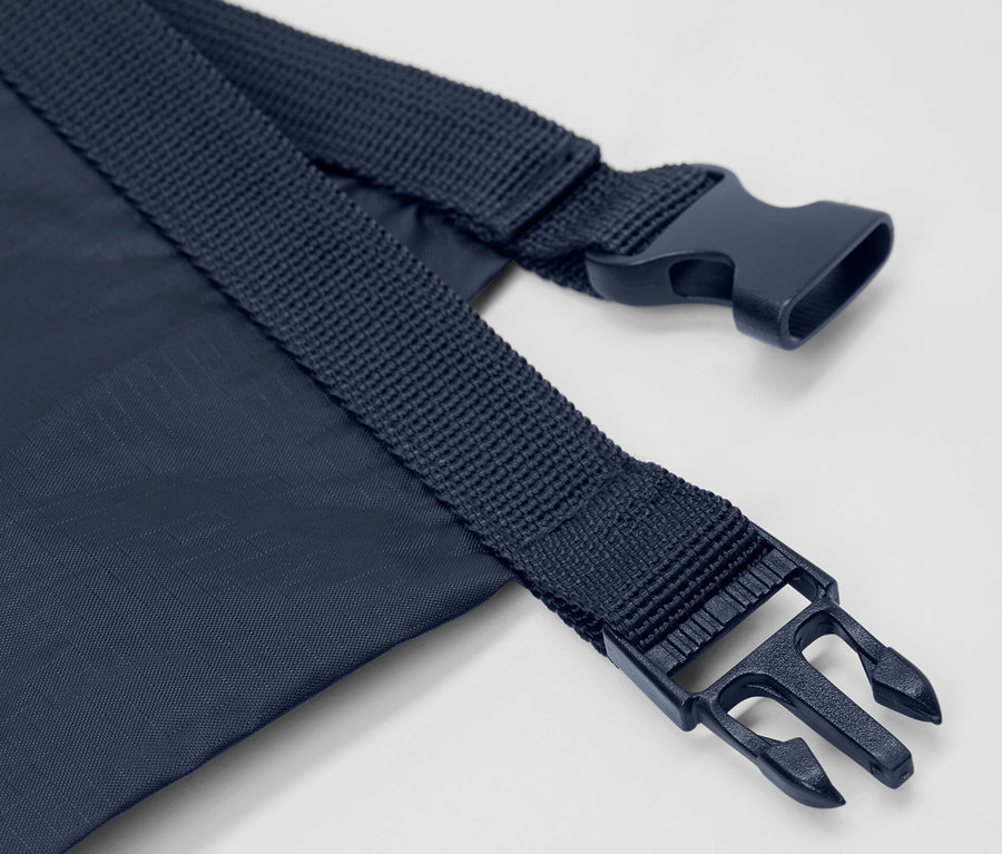 Detailaufnahme einer blauen Tasche mit Schnallenverschluss und Gurt.