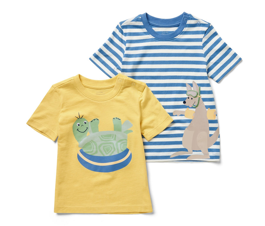 Zwei Kinder-T-Shirts mit Applikation. Ein gelbes mit einer Schildkröte, ein blau-weiß gestreiftes mit einem Känguru.