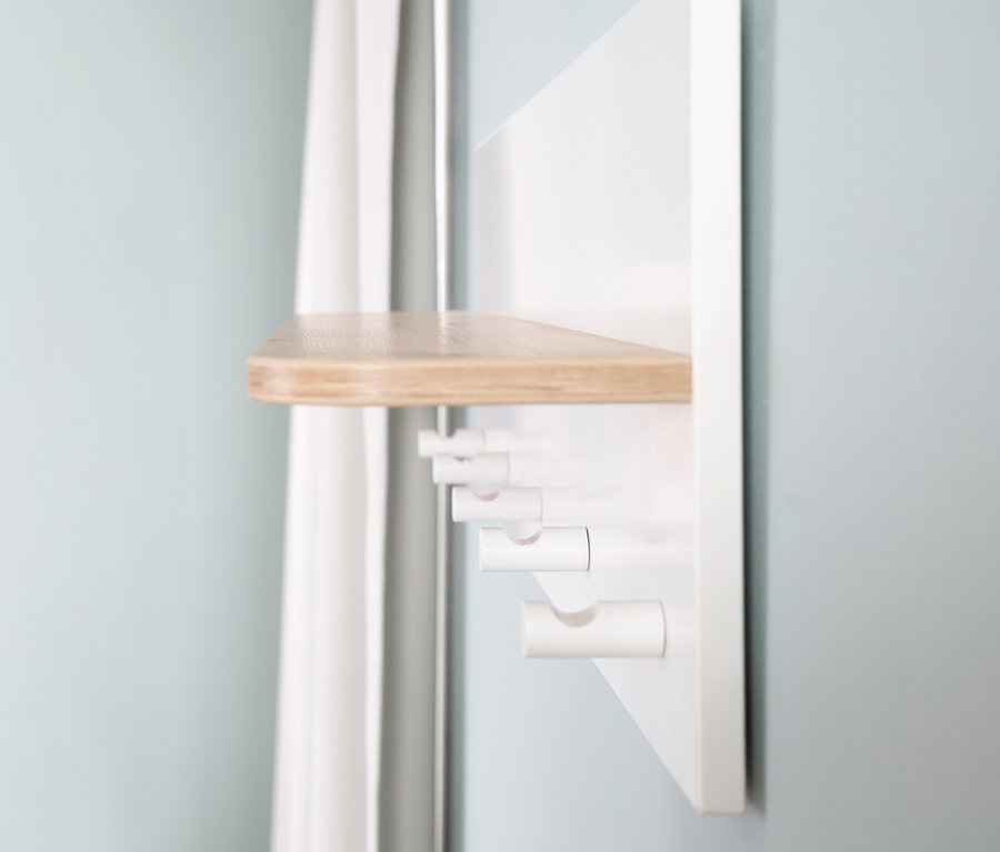Detail der roba Wandgarderobe »Ava« mit Ablage und weißen Haken an blauer Wand.