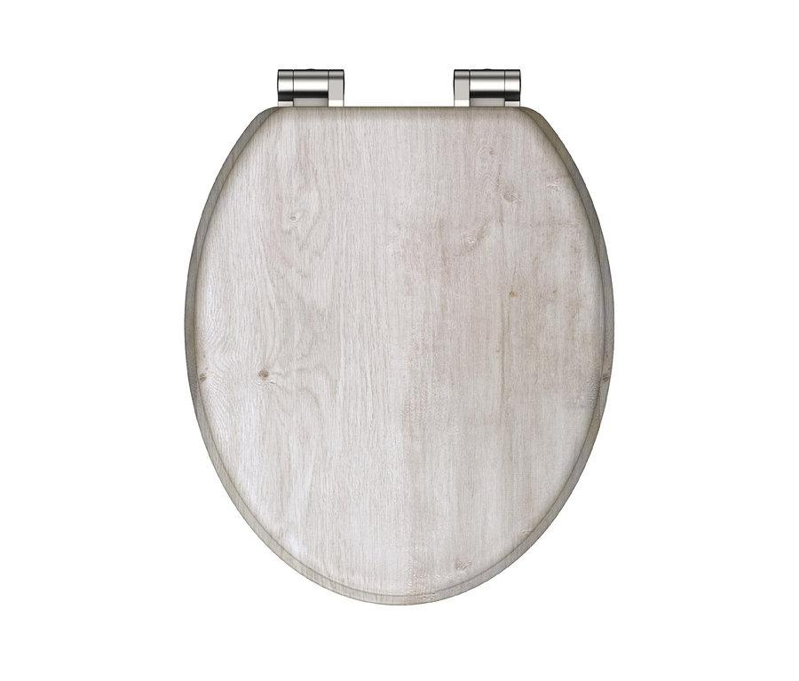 Ovaler MDF WC-Sitz, helle Holzoptik, mit silbernen Scharnieren, auf weißem Hintergrund.