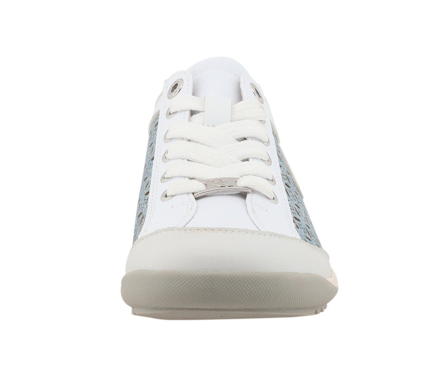 Detailaufnahme eines weißen Romika Sneaker, PU weiß-jeans mit weißen Schnürsenkeln.