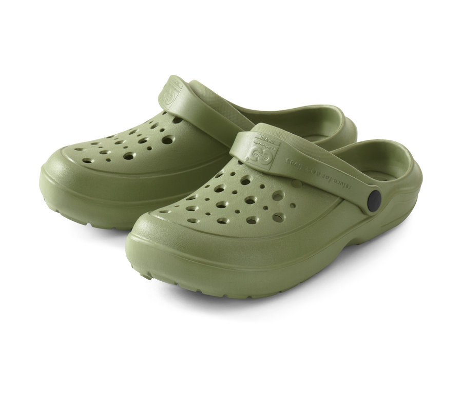 Zwei olivgrüne Unisex-Clogs.
