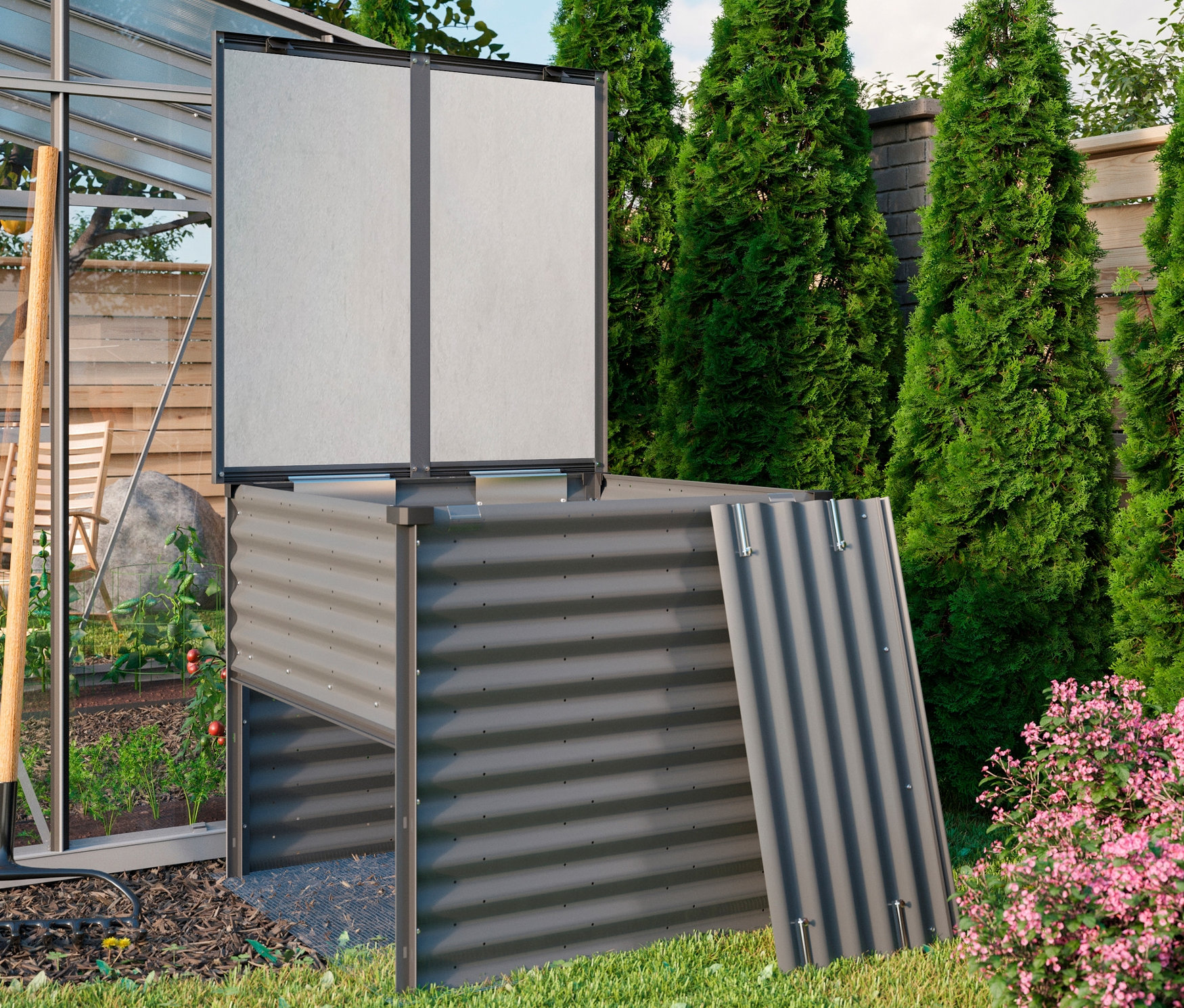 Komposter »Tomma« steht im Garten neben einem Gewächshaus.