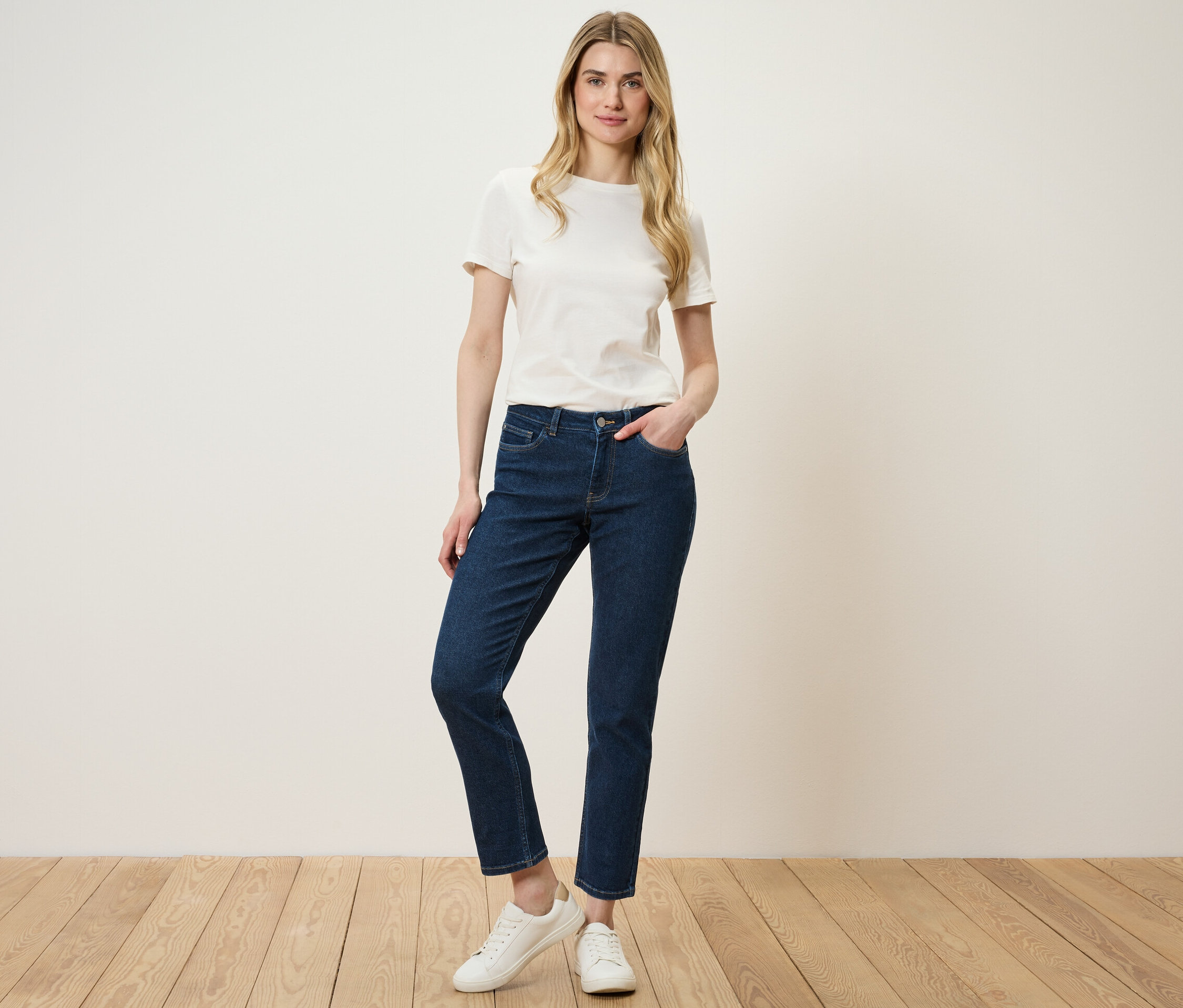 Frau posiert in Straight Jeans – Fit »Juna« und weißem T-Shirt.