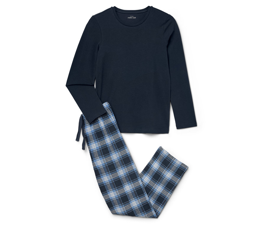 Ein dunkelblauer Schlafanzug mit karierter Hose liegt auf einem weißen Hintergrund.