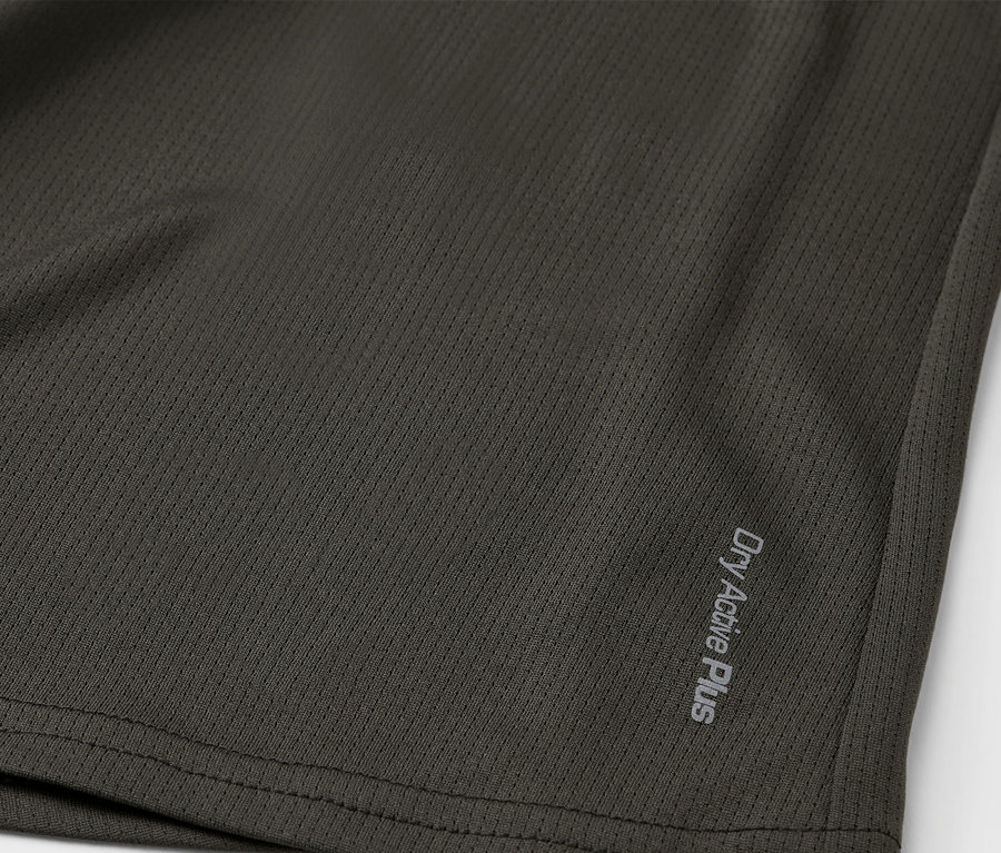 Detailaufnahme eines grauen Sportstoffs mit dem Aufdruck "Dry Active Plus".