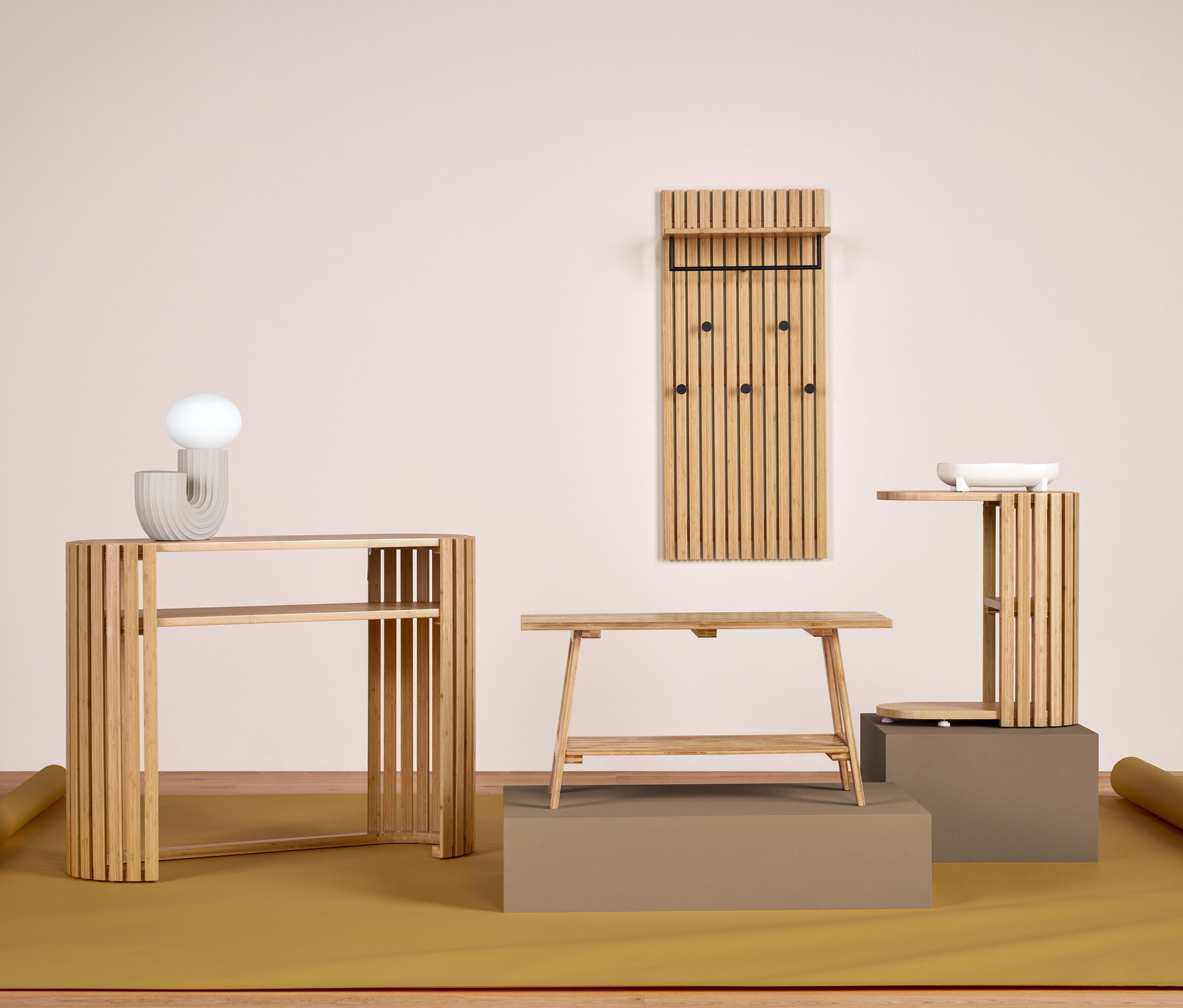 Helle Holzmöbel in einem Raum arrangiert.