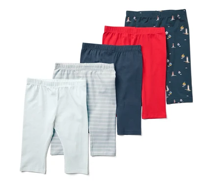 Fünf Kinder-3/4-Leggings, maritim in den Farben Hellblau, Hellblau gestreift, Dunkelblau, Rot und Dunkelblau mit Leuchtturm- und Bootsprint.