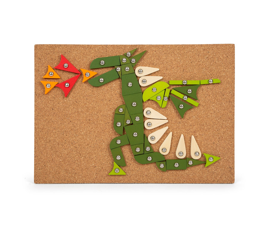 Drache aus Holzstücken auf Korkplatte, 'small foot Hämmerchenspiel, Pflanzen und Lebewesen'.