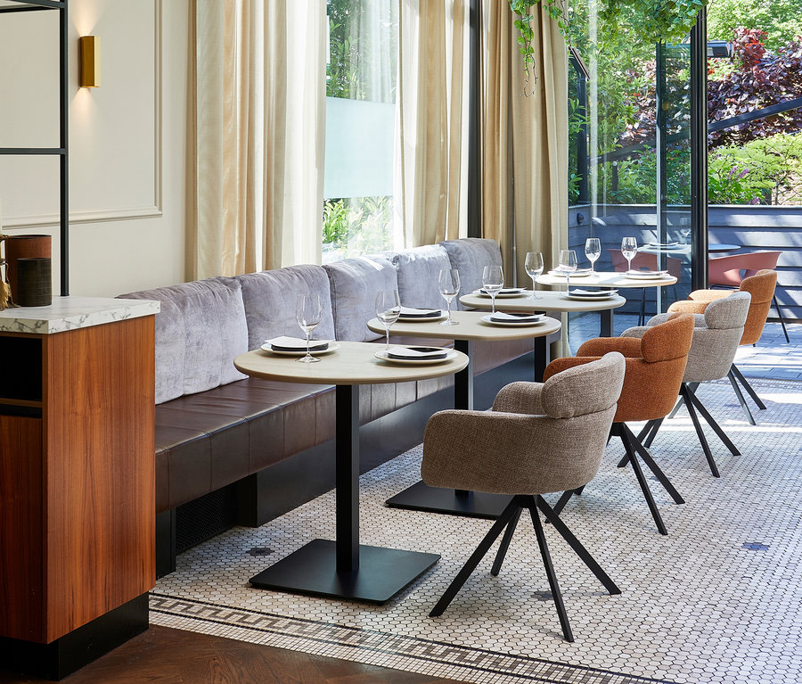 Café-Interieur mit Sitzgelegenheiten, Bank und Woood Stühlen »Fenne«, 2er-Set, ginger.