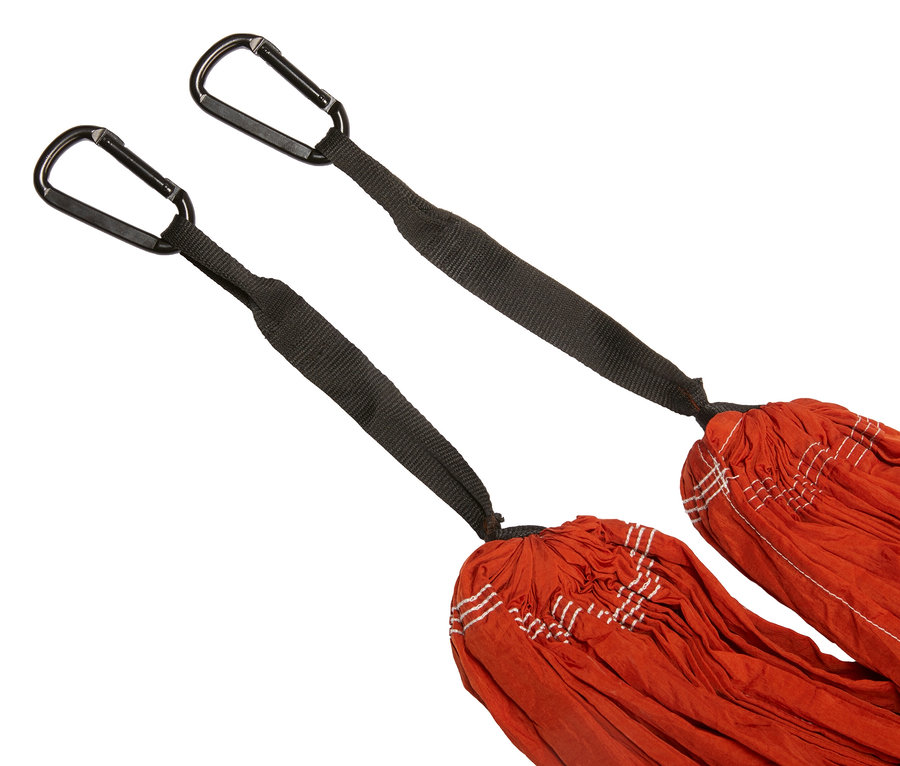 Detailansicht einer orangefarbenen Grand Canyon Bass Hammock Hängematte mit schwarzen Gurten und Karabinern.