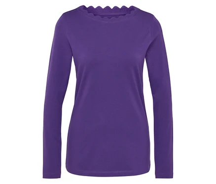 Lila Langarmshirt mit dekorativem Saum um den Hals.