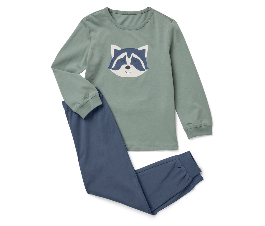 Ein grüner Schlafanzug mit langen Ärmeln und Waschbär-Aufdruck und eine blaue Hose.