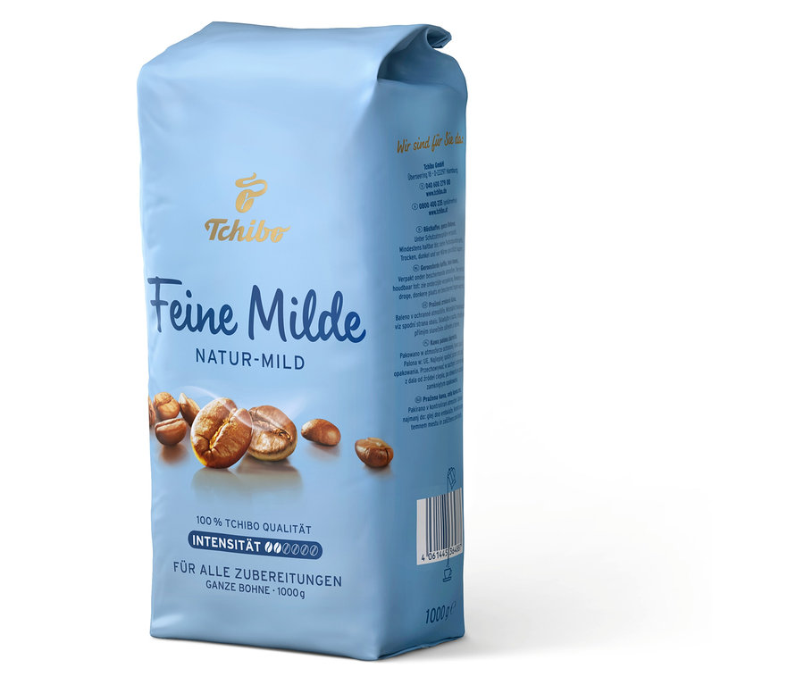 Blaue Packung Tchibo Feine Milde Kaffee mit Kaffeebohnen.