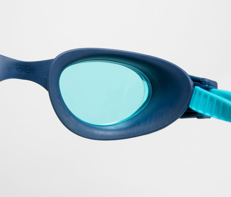 Detailaufnahme einer blauen arena Kinder-Schwimmbrille The One JR.