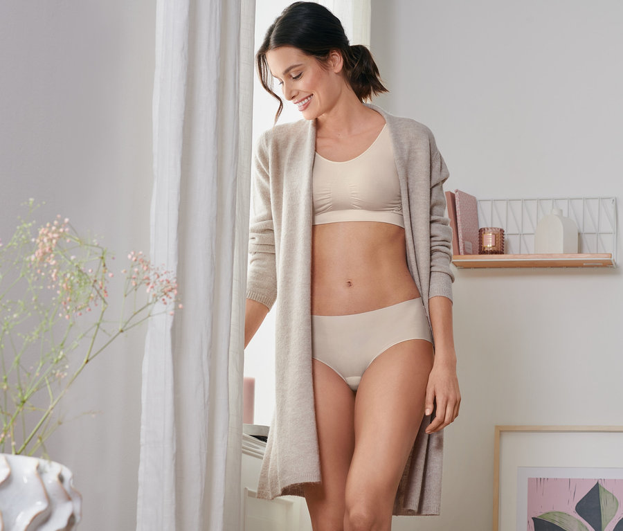 Frau trägt 2 Magic-Cut-Pantys, creme.