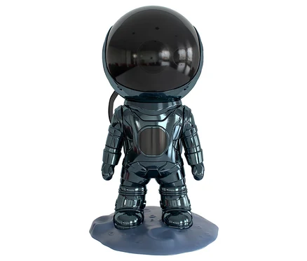 Astronaut in einem glänzend blaugrauen Raumanzug steht auf einem grauen Sockel.