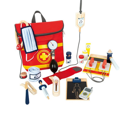 Der small foot Notarzt-Rucksack ist mit Spielzeug-Arztwerkzeug gefüllt.