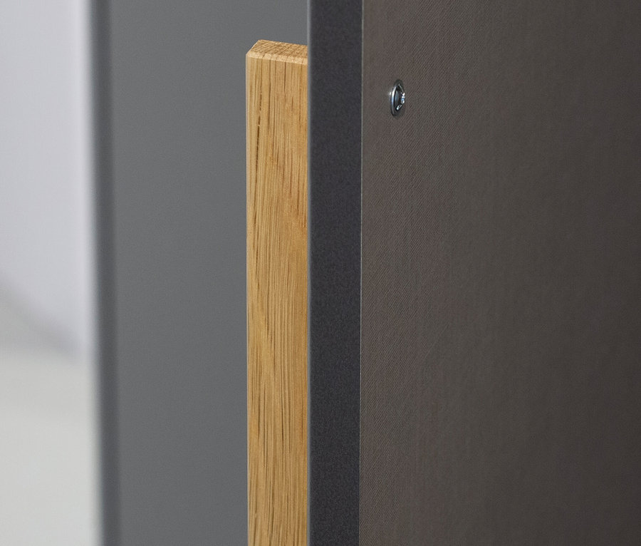 Detailaufnahme eines graumetallic Drehtürenschranks »Shinjo« mit 3 Türen und 2 Schubladen, mit hellem Holzgriff.