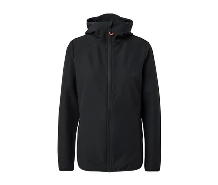 Eine schwarze Softshelljacke mit Kapuze und Reißverschluss.