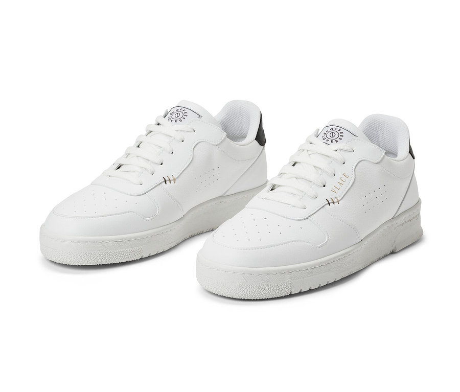 Zwei weiße Tchibo x VLACE Coffee Lover Sneaker.