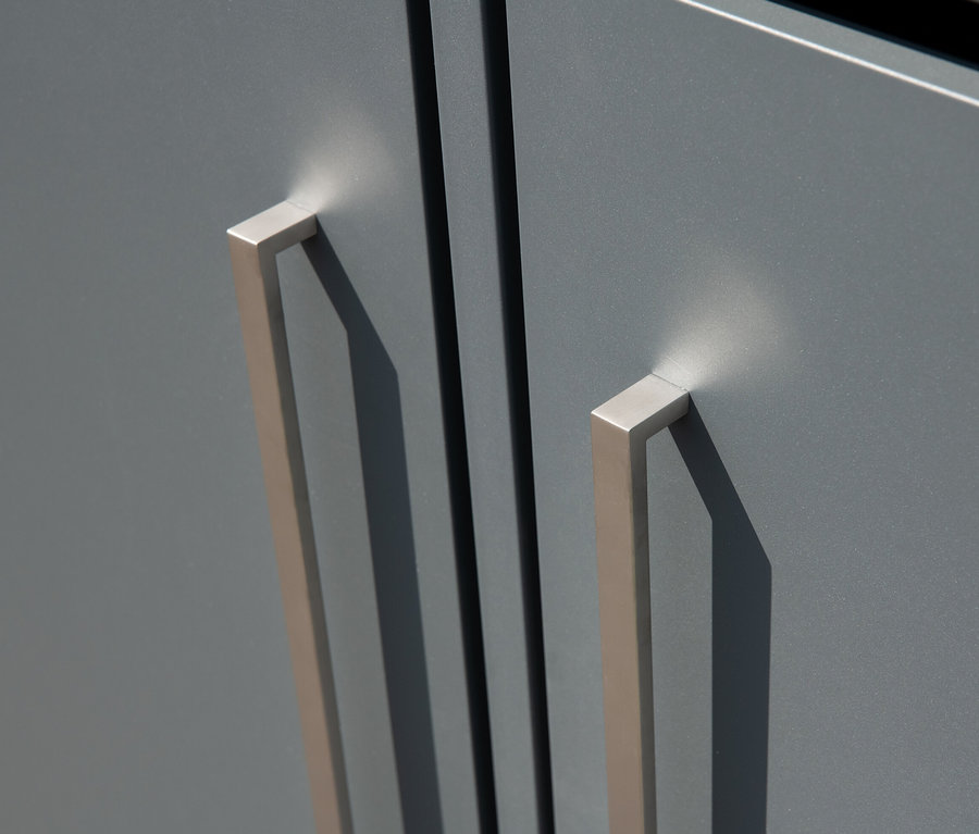 Detailaufnahme einer grauen Mülltonnenbox, 2er mit Metallgriffen.