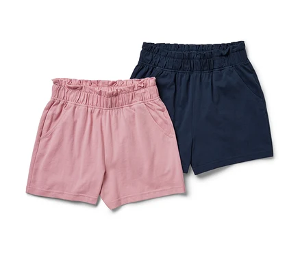 Zwei Kinder-Jersey-Shorts, eine rosa und eine dunkelblau.
