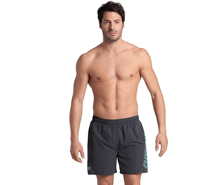 Mann trägt graue arena Badeshorts Fundamentals Logo.
