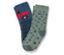 Zwei Kindersocken: eine blaue Socke mit rotem Lastwagen und schwarz-blauen Streifen, die andere grün mit dunkelgrünen Flecken.