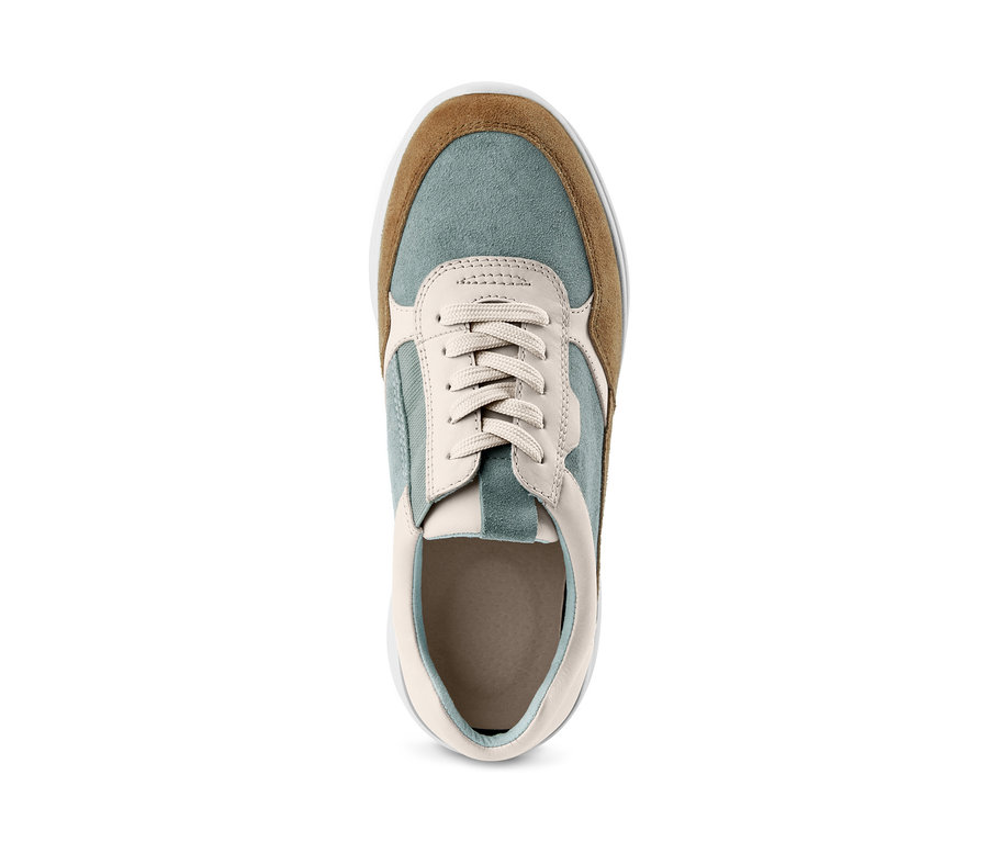 Detailaufnahme von oben eines Leder-Sneakers mit braunen, blauen und weißen Elementen.