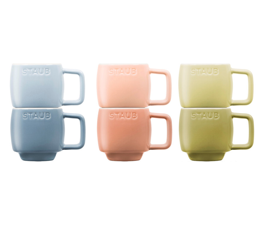 Zwei Stapel von je zwei STAUB Espressotassen »Macaron« in blau, rosa und gelb.