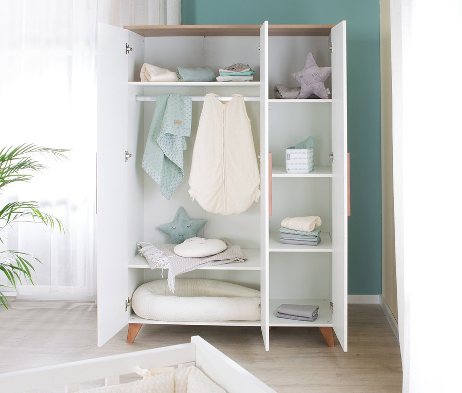 Offener roba 3-türiger Kleiderschrank »Ole« mit Babykleidung und Spielzeug.