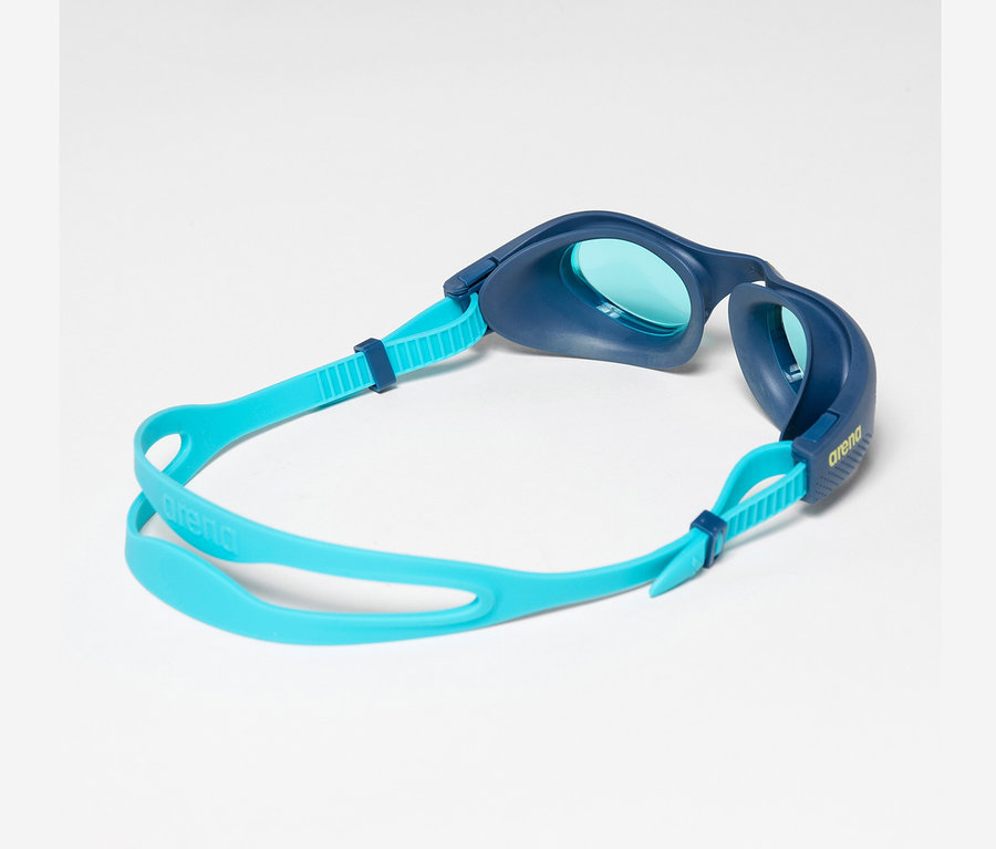 Eine blaue Schwimmbrille mit azurblauen Bändern liegt auf einem weißen Hintergrund. Arena Kinder-Schwimmbrille The One JR.