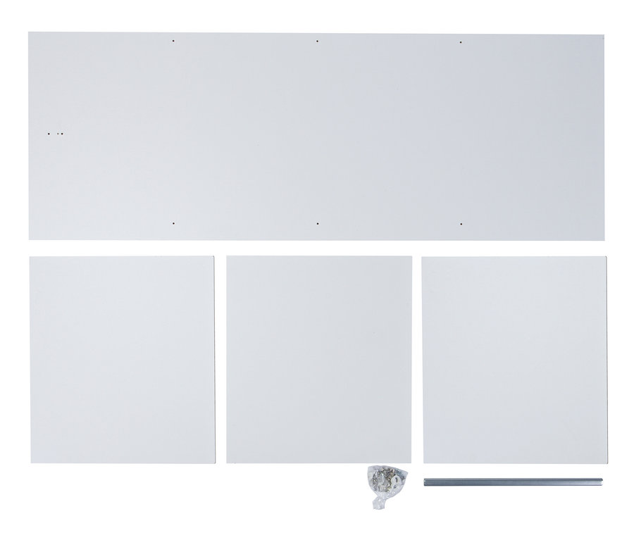 Einzelteile des weißen Woood Streifentürschranks »Connect« und Innenraumpaket für 2-Türer liegen ausgebreitet.