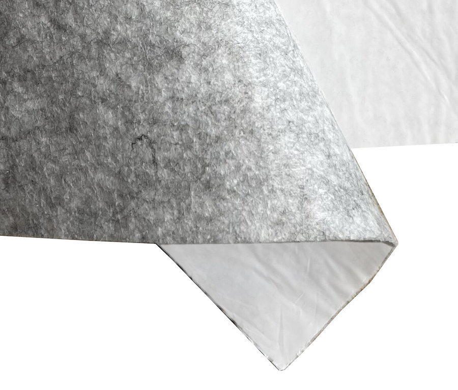 Detailaufnahme eines grauen und weißen Stoffes.
