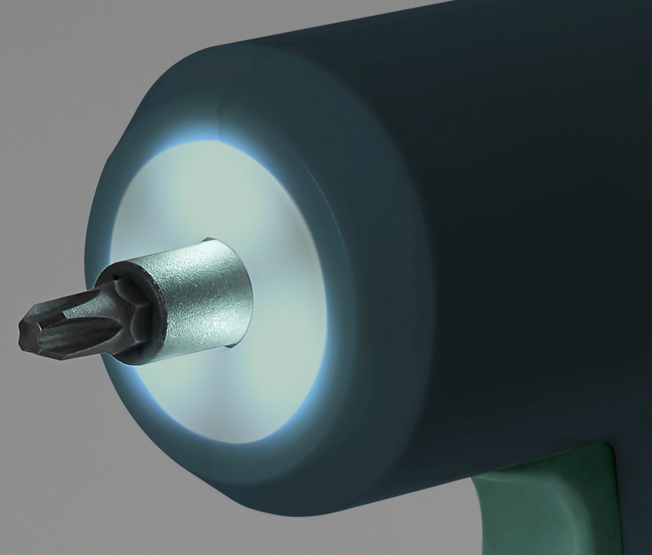 Nahaufnahme eines 3,6-V-Mini-Akkuschraubers mit beleuchtetem Bit.